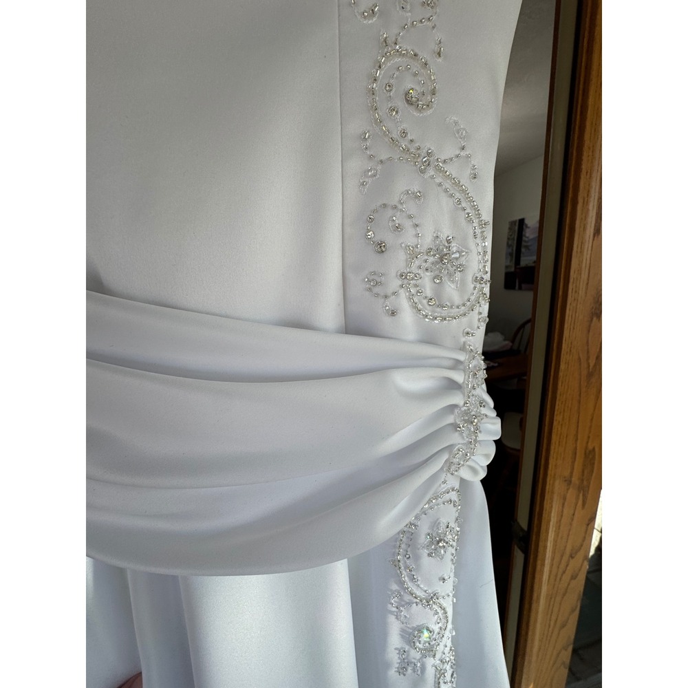strapless satin white wedding gown from Essense of Australia with beading Size 8 - Picture 9 of 16